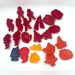 Cookie Cutter Lot Vtg 1970’s Tupperware Snoopy, Garfield Hallmark Holidays